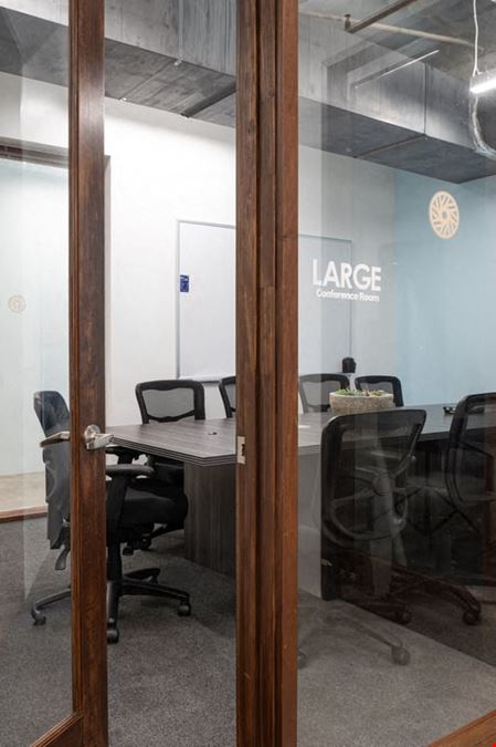 10 Person Conference Room with Hybrid Presentation Displays