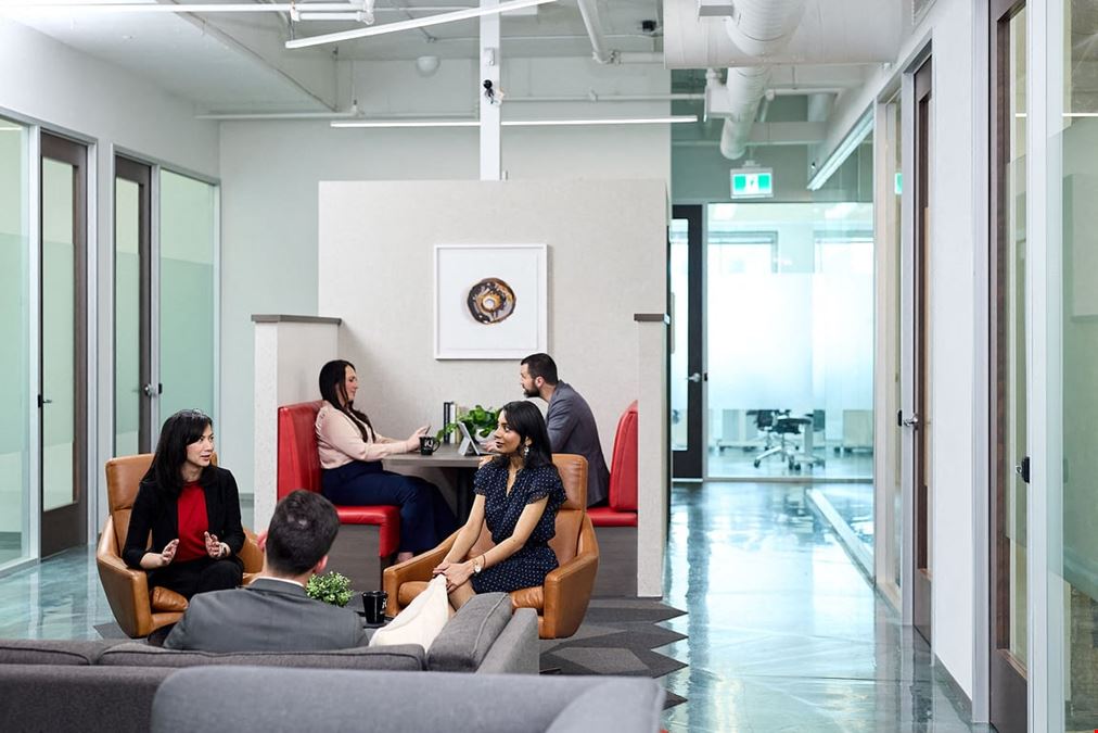 iQ Offices – 250 University Avenue