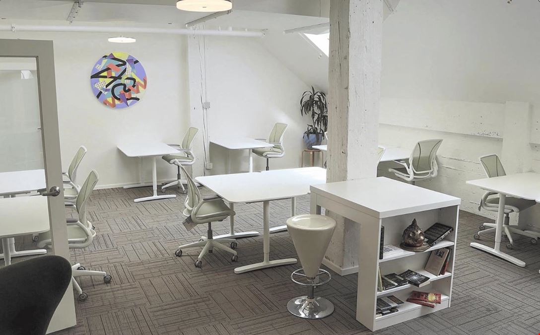Large Private Office (up to 14-18 people)