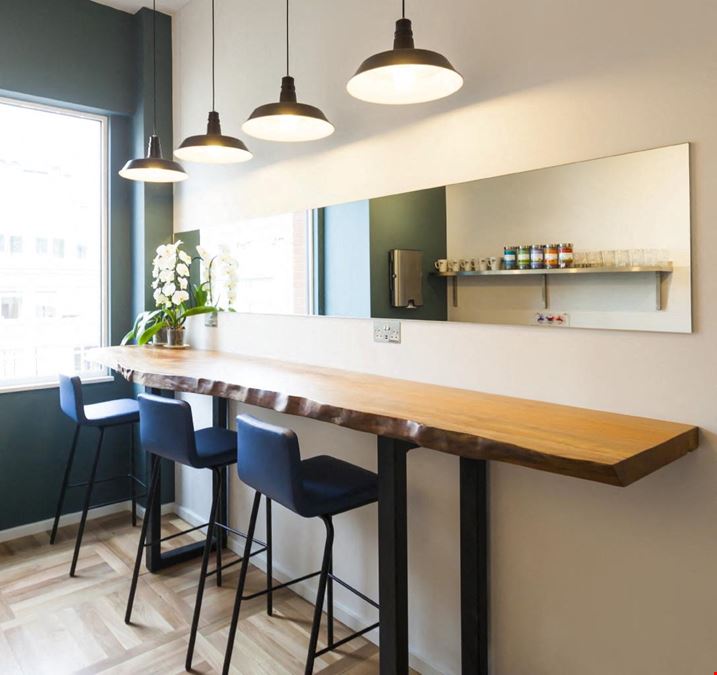 Us&Co - London Monument