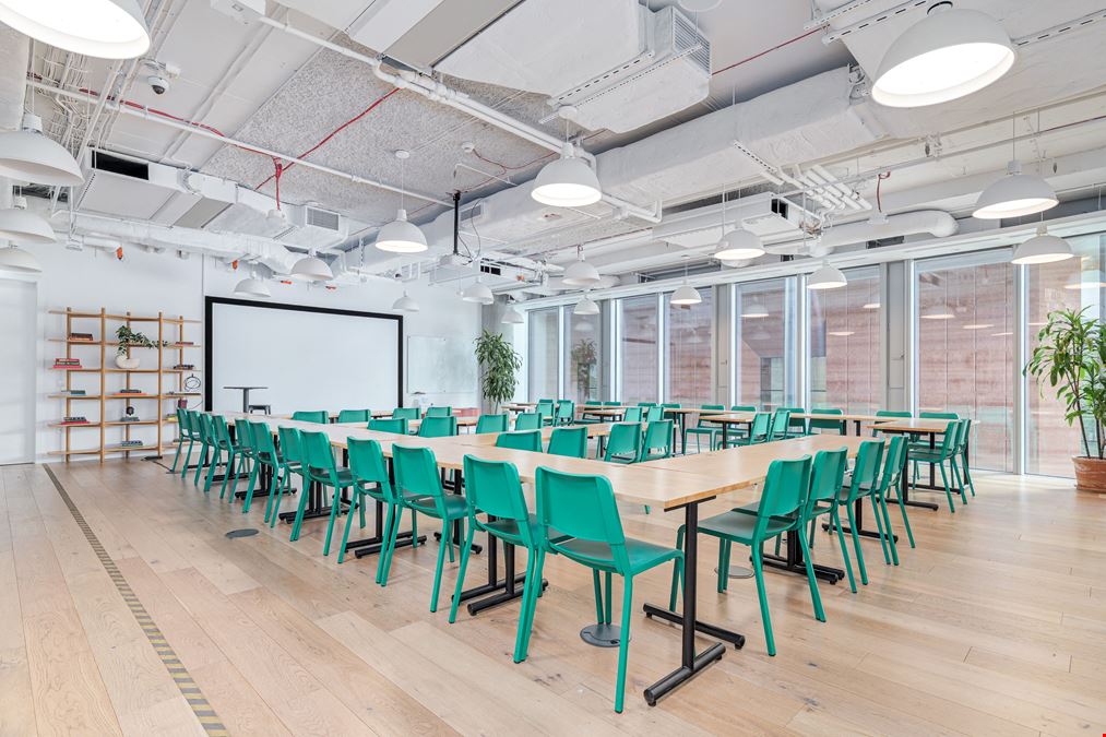 WeWork - Mennica Towers