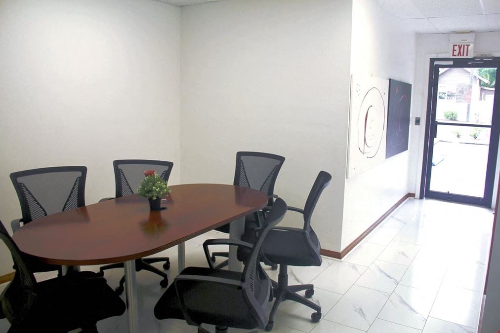 Meeting Room #102 – Round Table for 6 | Private & Collaborative Space