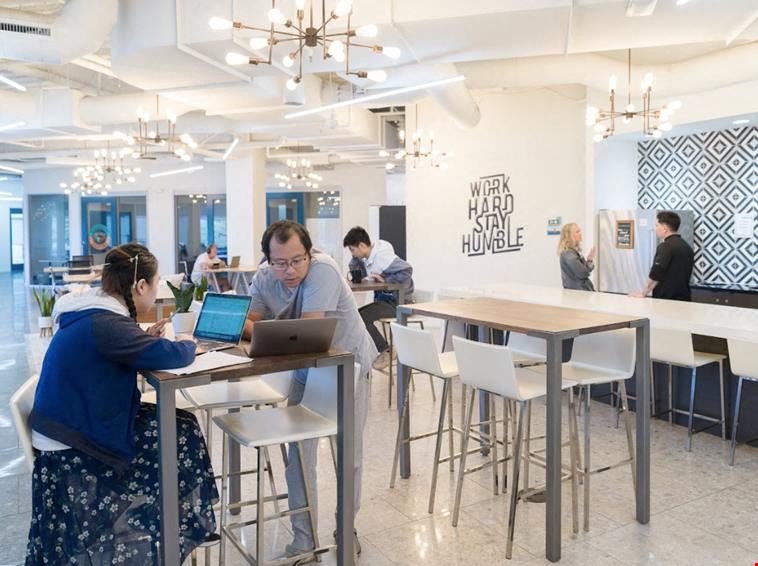 Expansive Coworking Lounge