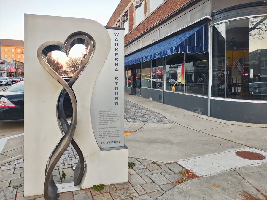 WI, Waukesha - 259 W Broadway