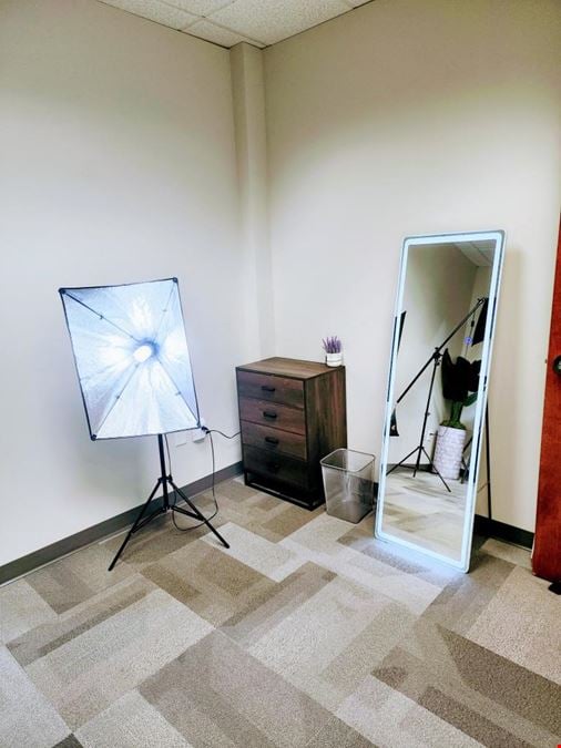 Mini Portrait Studio and Content Room Within a Business Center for Entrepreneurs or Photographers