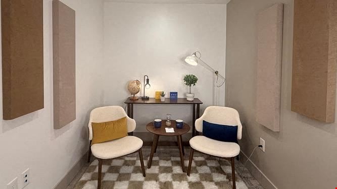 Meeting Room: Cozy Lounge