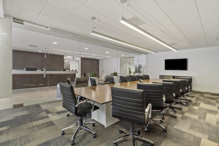 16 Person Meeting Room