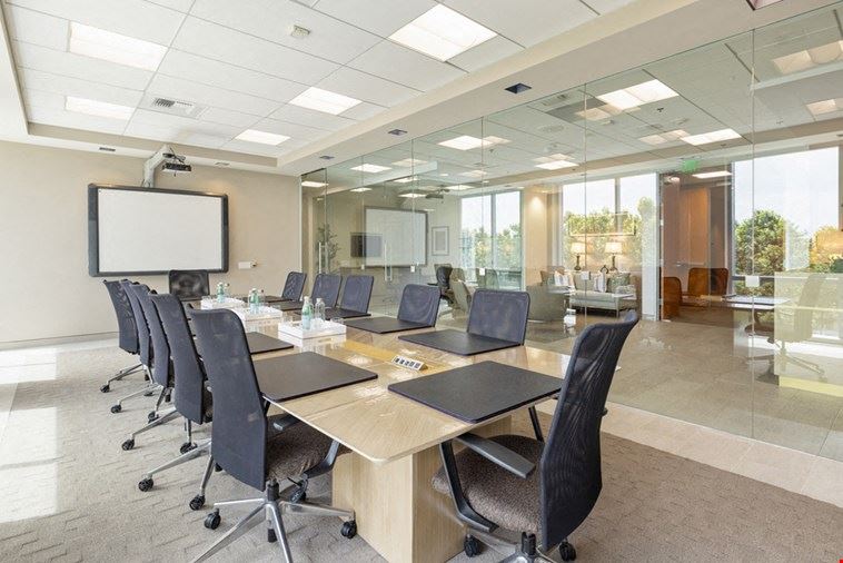 10 Person Meeting Room
