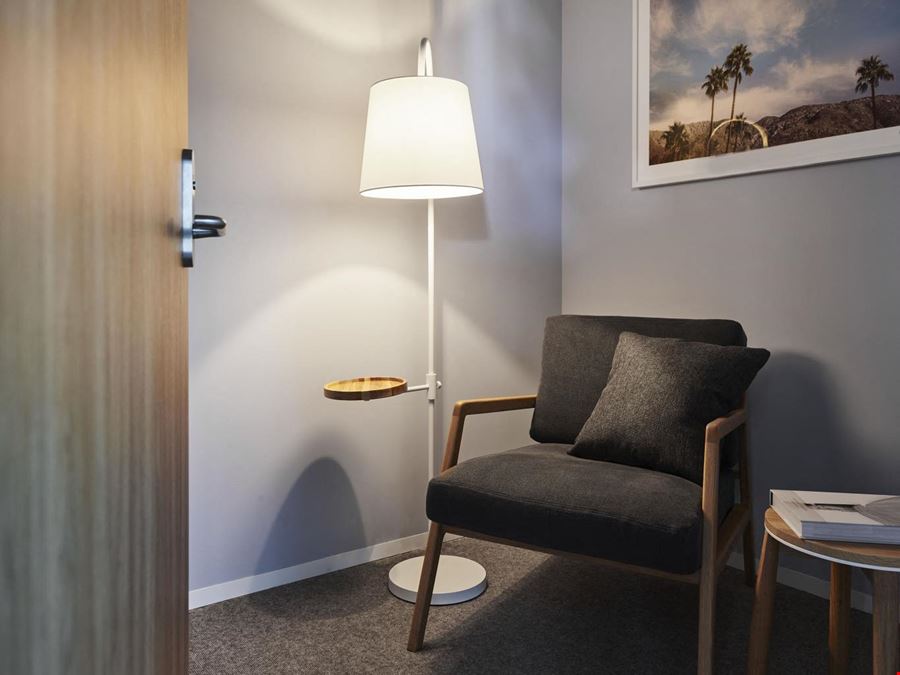 Hub Parliament Station