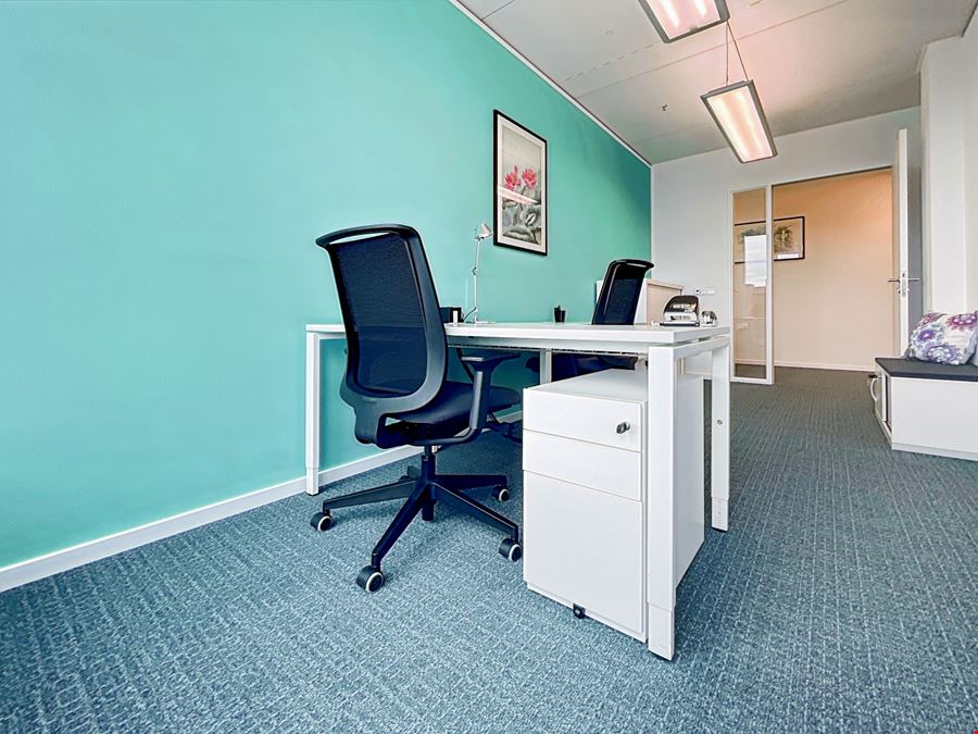 Regus - The Squaire Business Center