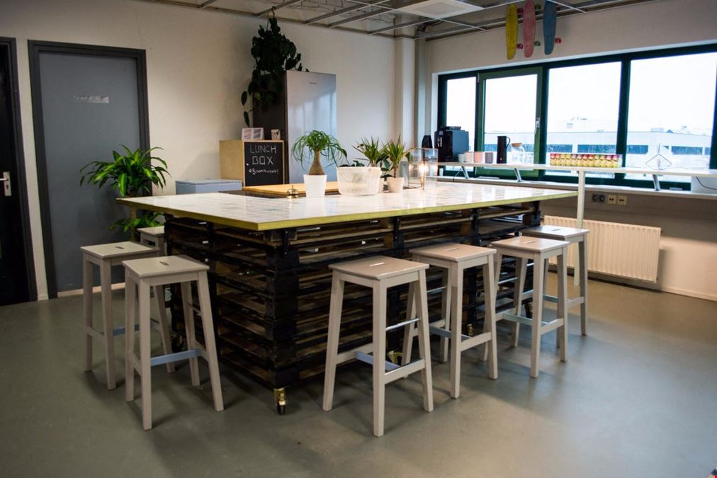 ROOM4 (coworking Space & Community) - ROOM4 coworking Space & Community