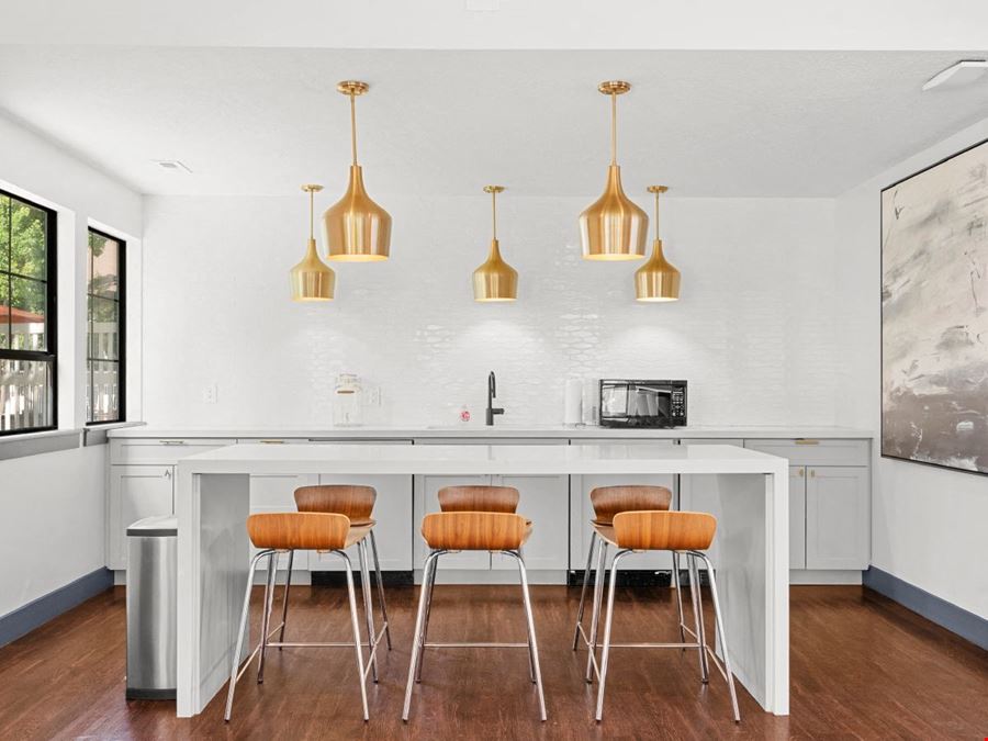 Apt CoWork at Cottonwood Apartments