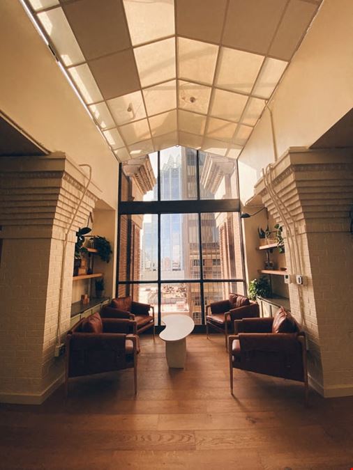 Common Desk - 6th & Congress