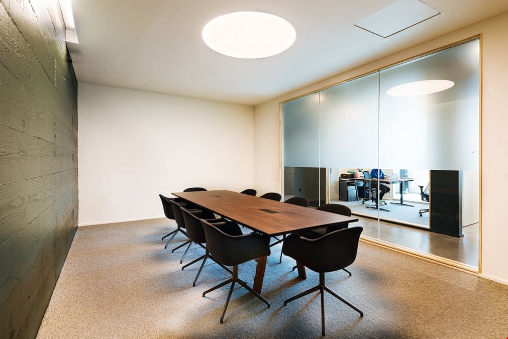 Medium Meeting Room (M2)