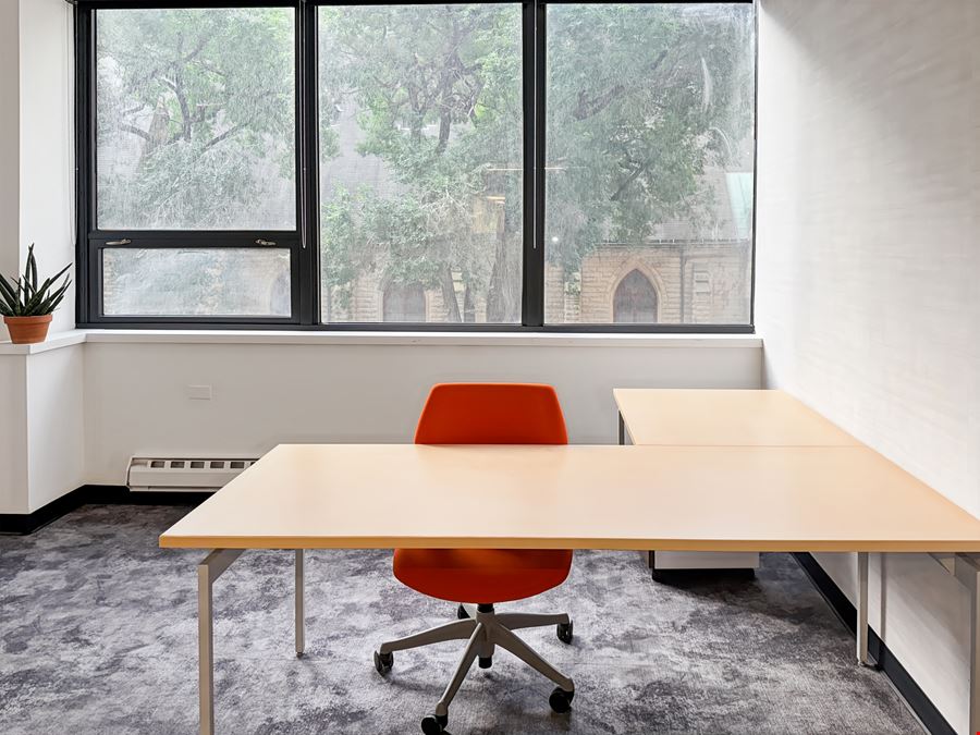 IL, Chicago - E Huron St