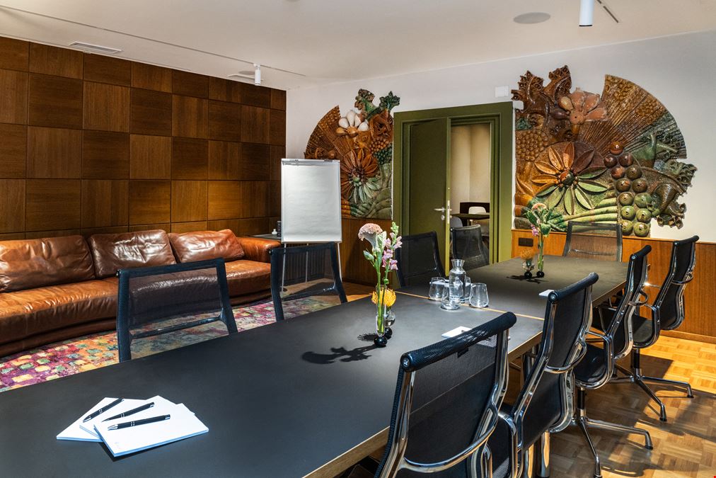 THE GATE BERLIN - MADMEN