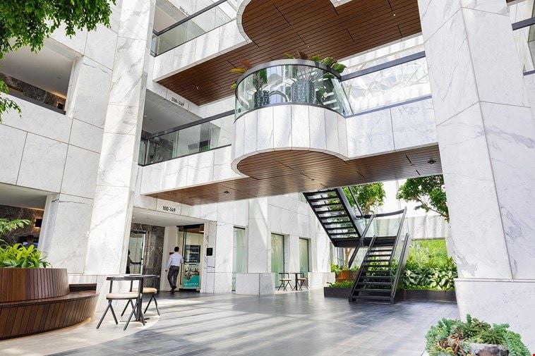 Expansive Coworking Lounge