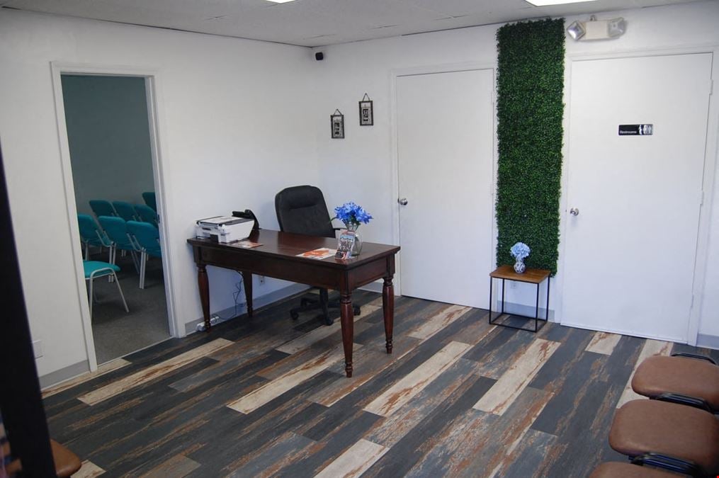 Blue Event Venue – Easy Access - Room #101, High-Impact Presentations (Up to 50 Guests)
