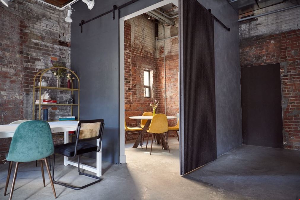 Private 4 People Meeting Room