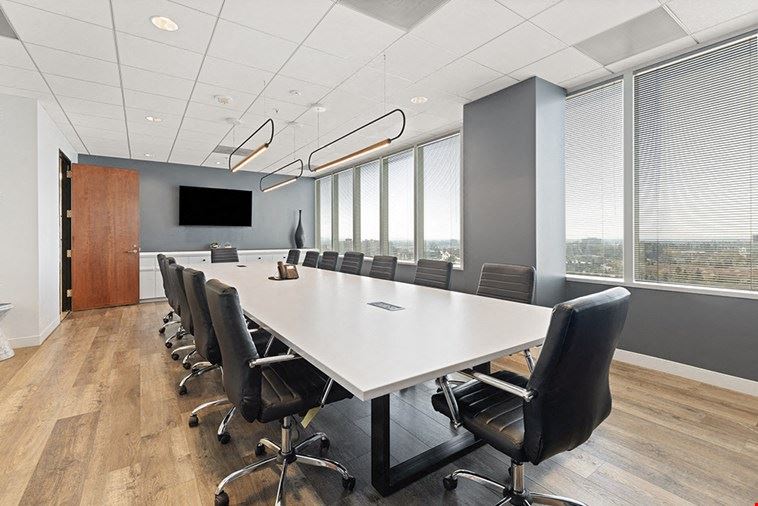 16 Person Meeting Room