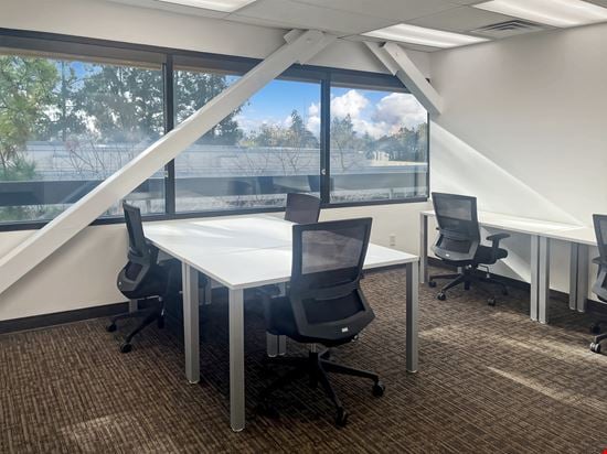 CA, Fresno - 1690 W Shaw Ave