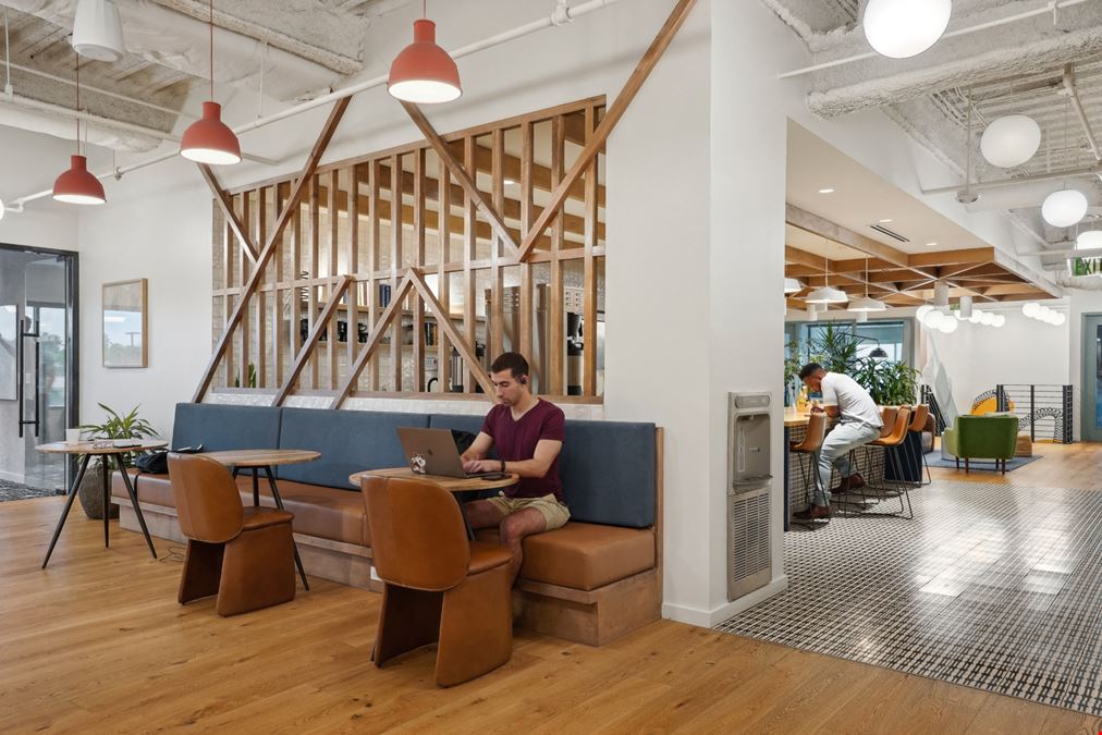 Common Desk - Energy Square