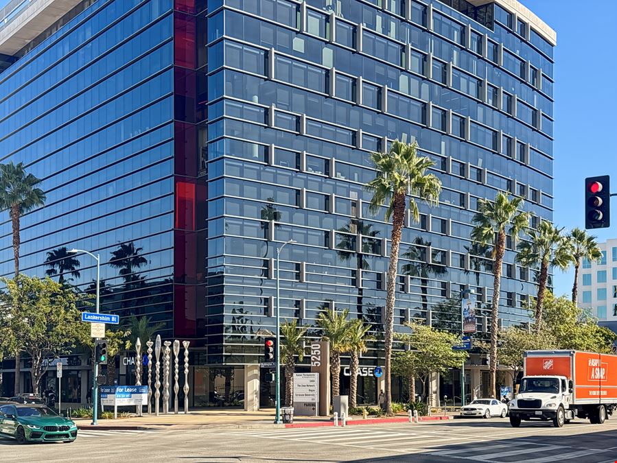 CA, North Hollywood - Lankershim Plaza