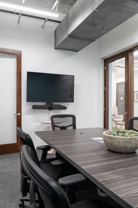 10 Person Conference Room with Hybrid Presentation Displays