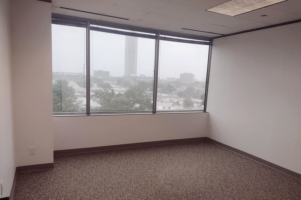 2401 Fountain View Dr