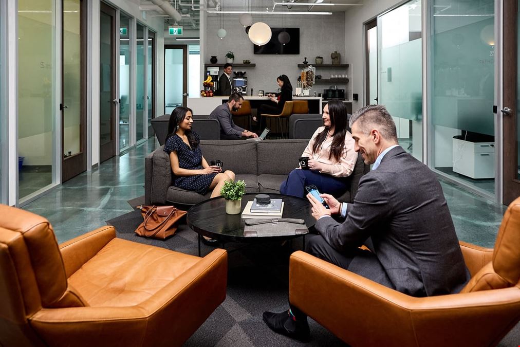 iQ Offices – 250 University Avenue