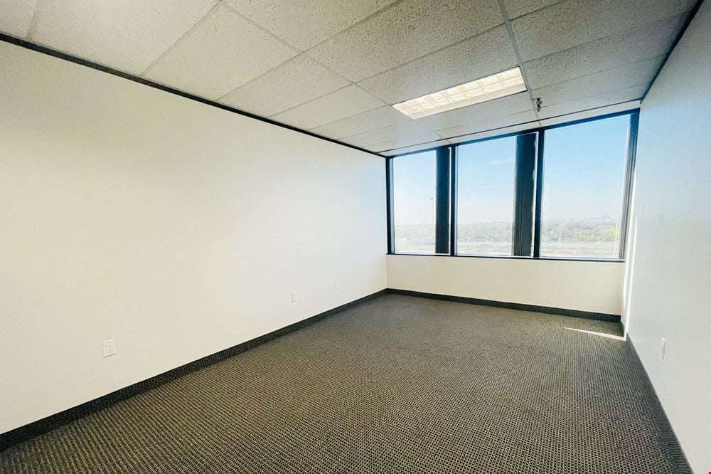 Workstyle Flexible Spaces - 8330-8360 Lyndon B Johnson Fwy