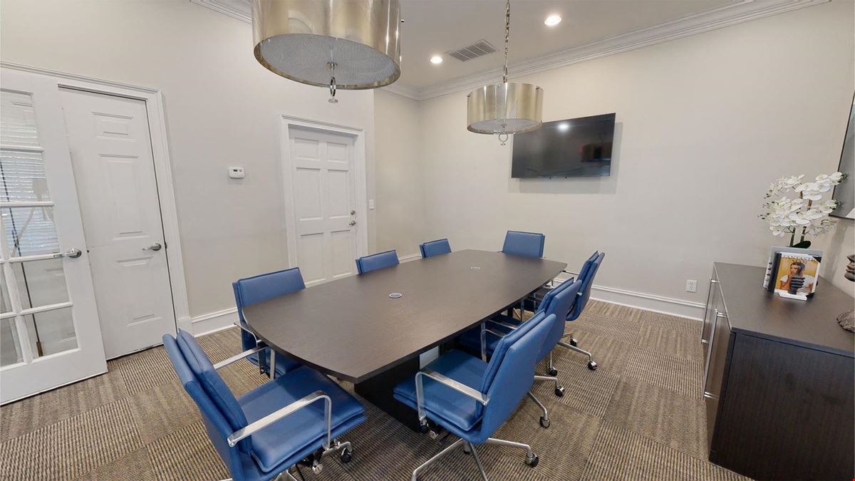 Large Conference Room - Seats 8