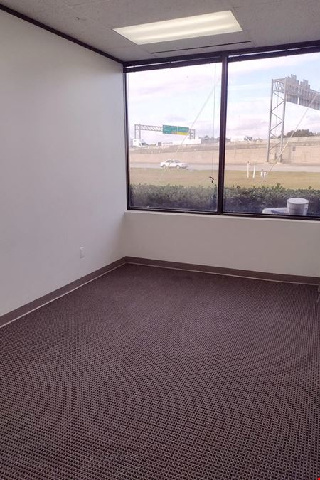 340-350 N Sam Houston Pkwy E