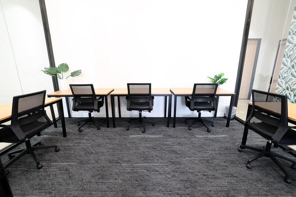 5-Desk Office 115