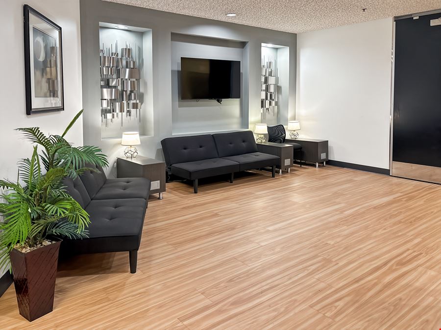 CA, Oxnard - Topa Financial Plaza