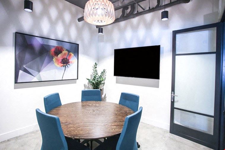 5 Person Meeting Room