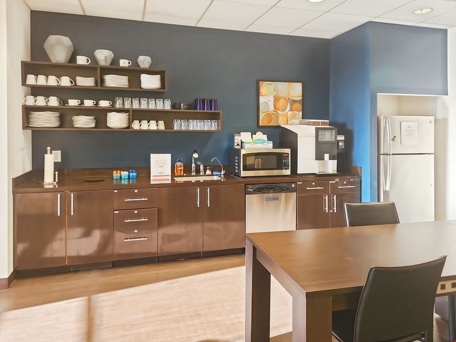 Regus - Fayetteville - Main Street Office Center