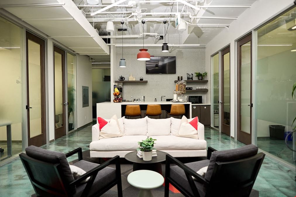 iQ Offices – 250 University Avenue