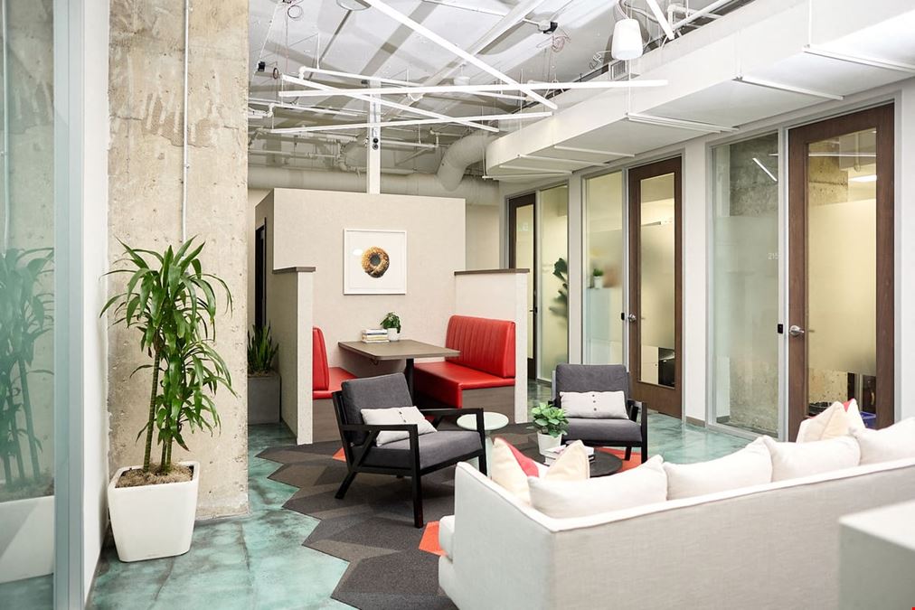 iQ Offices – 250 University Avenue