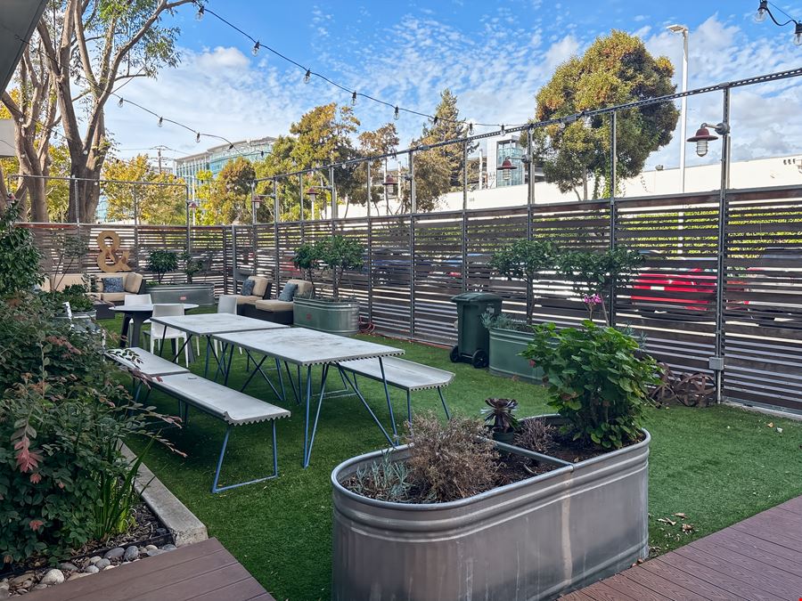 CA, Menlo Park-Spaces Menlo Park