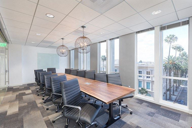 14 Person Meeting Room