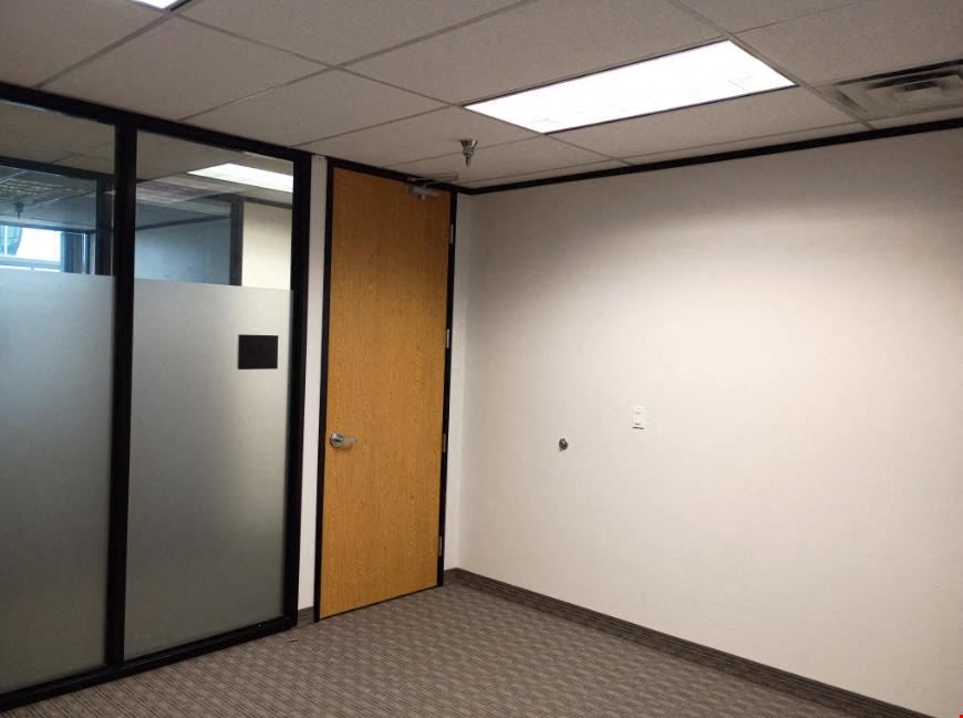 Workstyle Flexible Spaces - 8330-8360 Lyndon B Johnson Fwy