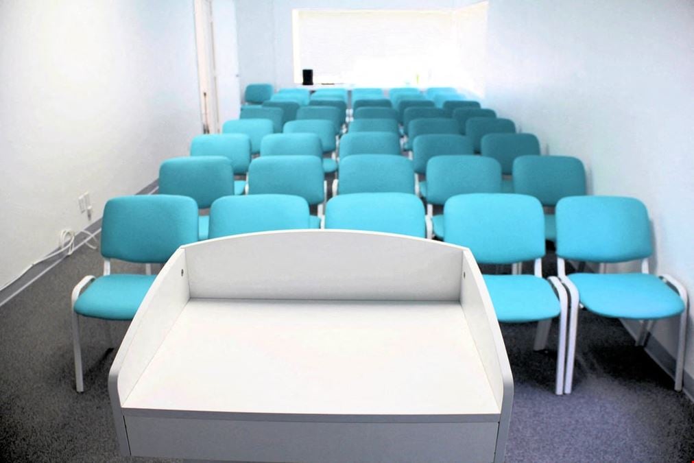 Blue Event Venue – Easy Access - Room #101, High-Impact Presentations (Up to 50 Guests)
