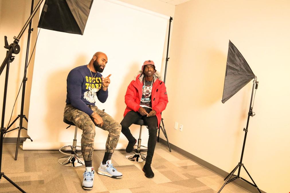 Mini Portrait Studio and Content Room Within a Business Center for Entrepreneurs or Photographers