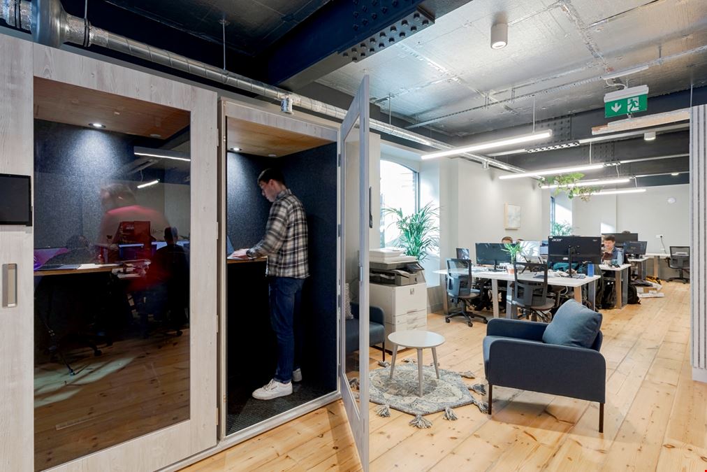 London, Bubbling Well Square