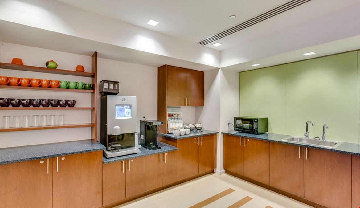 Carr Workplaces - AON Center Chicago