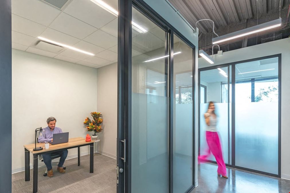 1 Desk Private Day Office