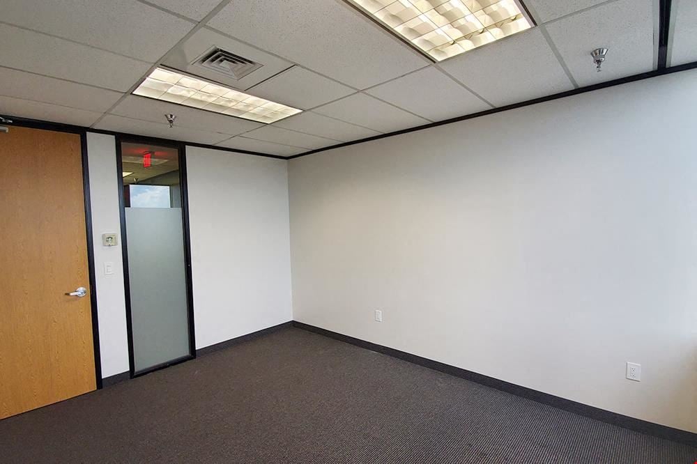 Workstyle Flexible Spaces - 8330-8360 Lyndon B Johnson Fwy