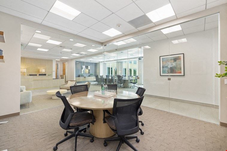 5 Person Meeting Room