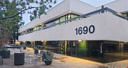 CA, Fresno - 1690 W Shaw Ave